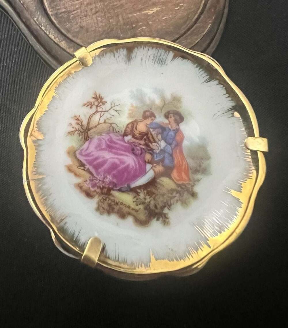 Limoges miniatures collectors Plate with attached stand